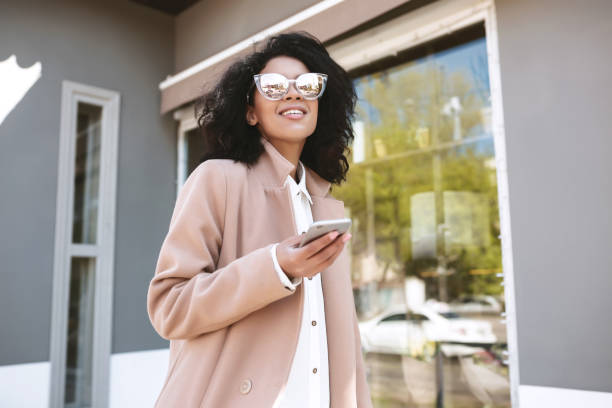 Tendances lunettes de soleil 2026 : minimalisme chic et retour à la lumière naturelle